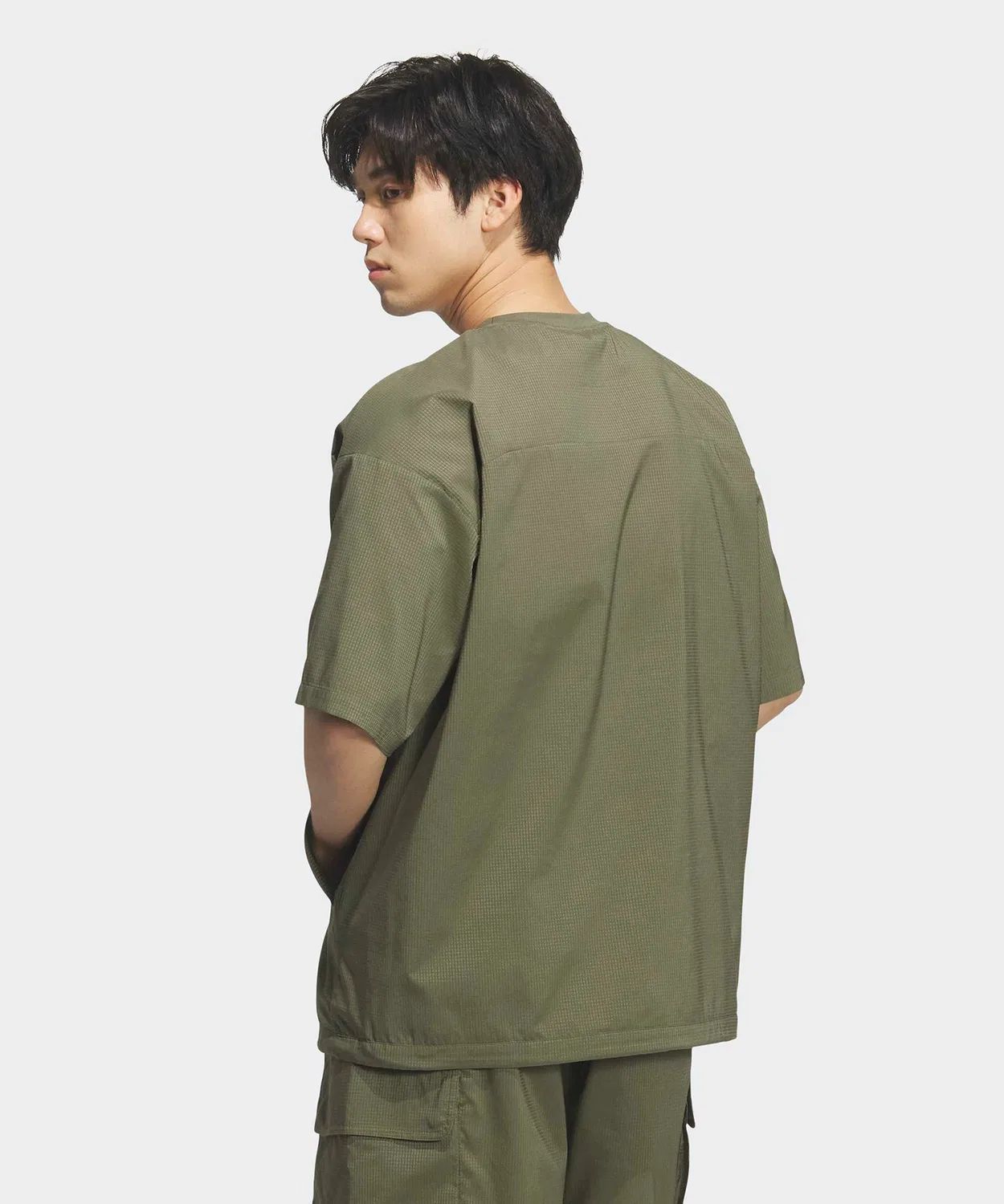 Мужская футболка с коротким рукавом из дышащей ткани Adidas City Tech Loose Fit Dot Air Breather Woven, Цвет: Khaki — фото 2