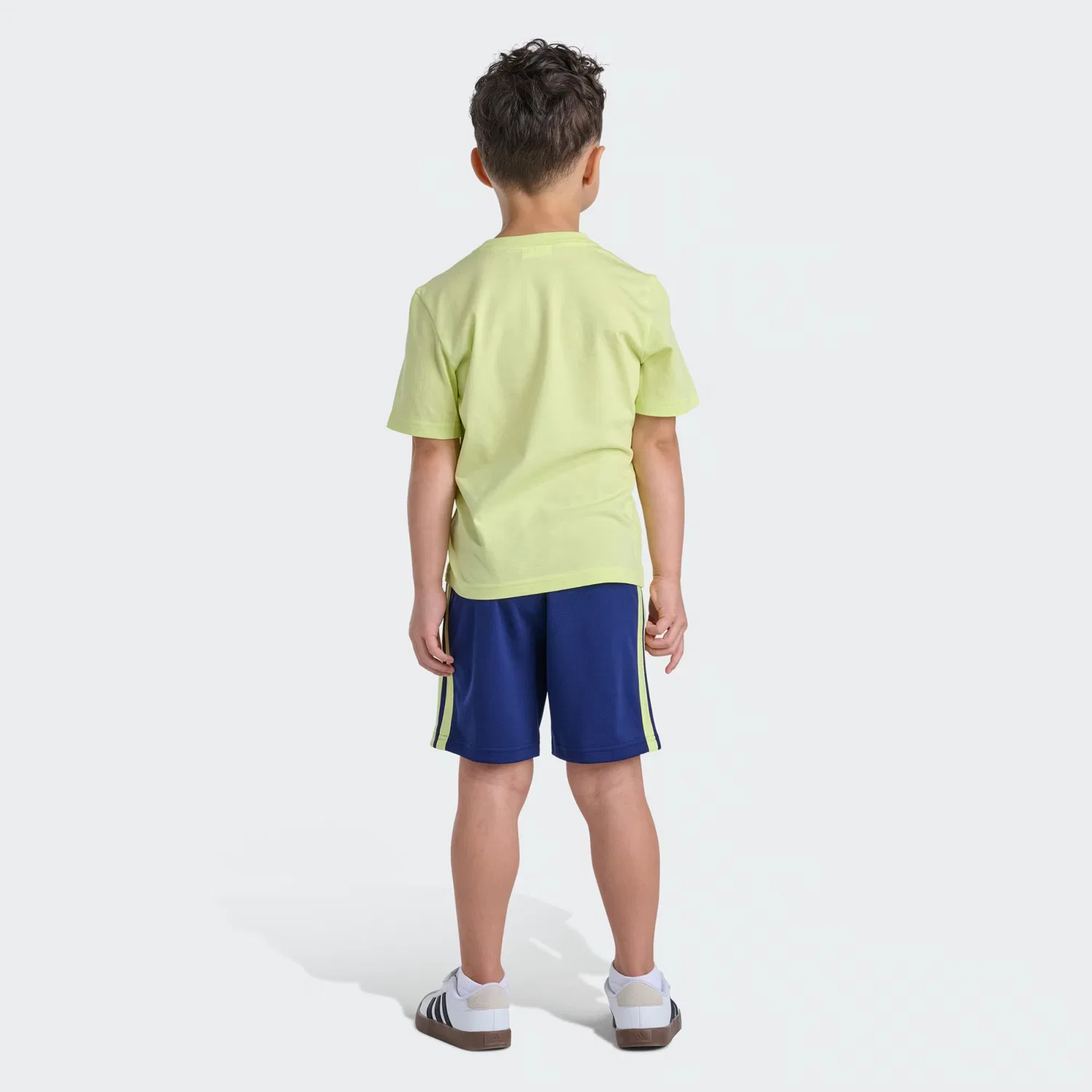 Детский комплект из 2 предметов с графическим принтом: футболка и шорты 3-Stripes Adidas Sportswear, лимонный