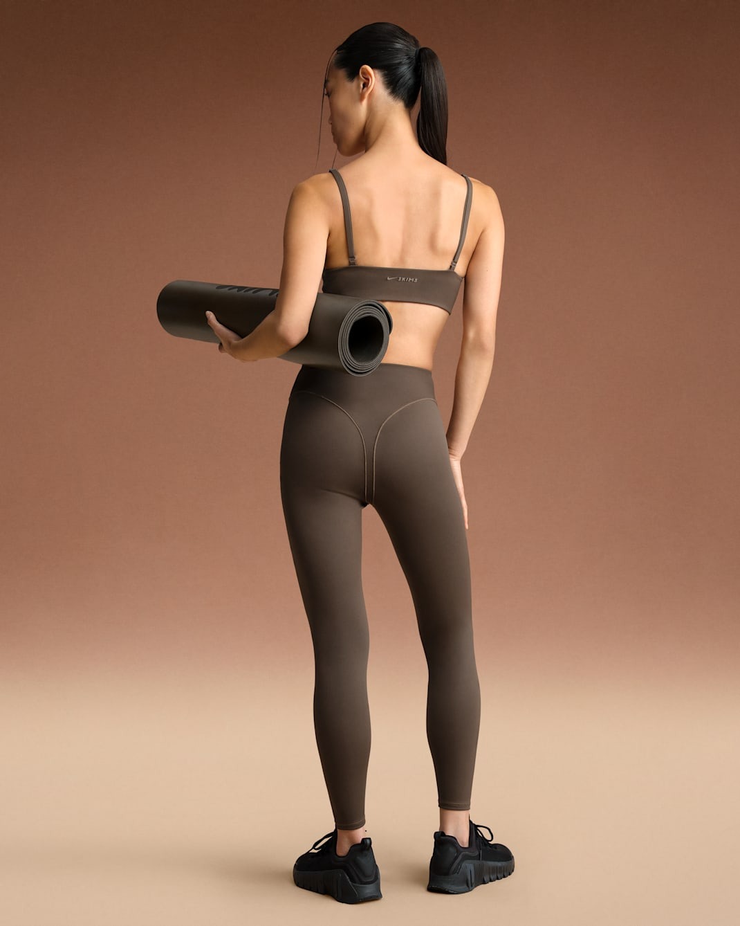 Леггинсы NikeSKIMS Matte Women's High-Waisted V-Line 26", темно-коричневый — фото 4