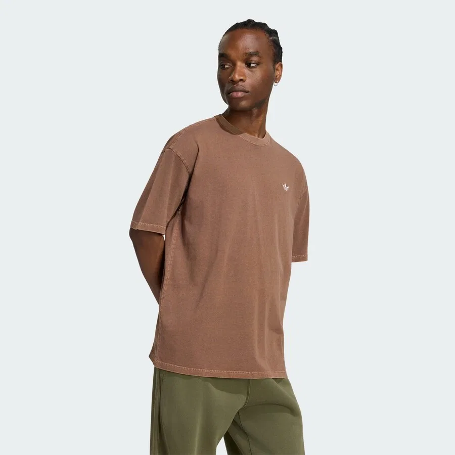 Футболка ADIDAS ORIGINALS 'Trefoil Essentials' коричневого цвета — фото 2