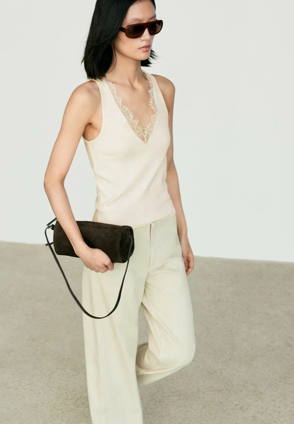 Топ-Майка с V-образным вырезом и кружевной отделкой - топ Massimo Dutti, Beige