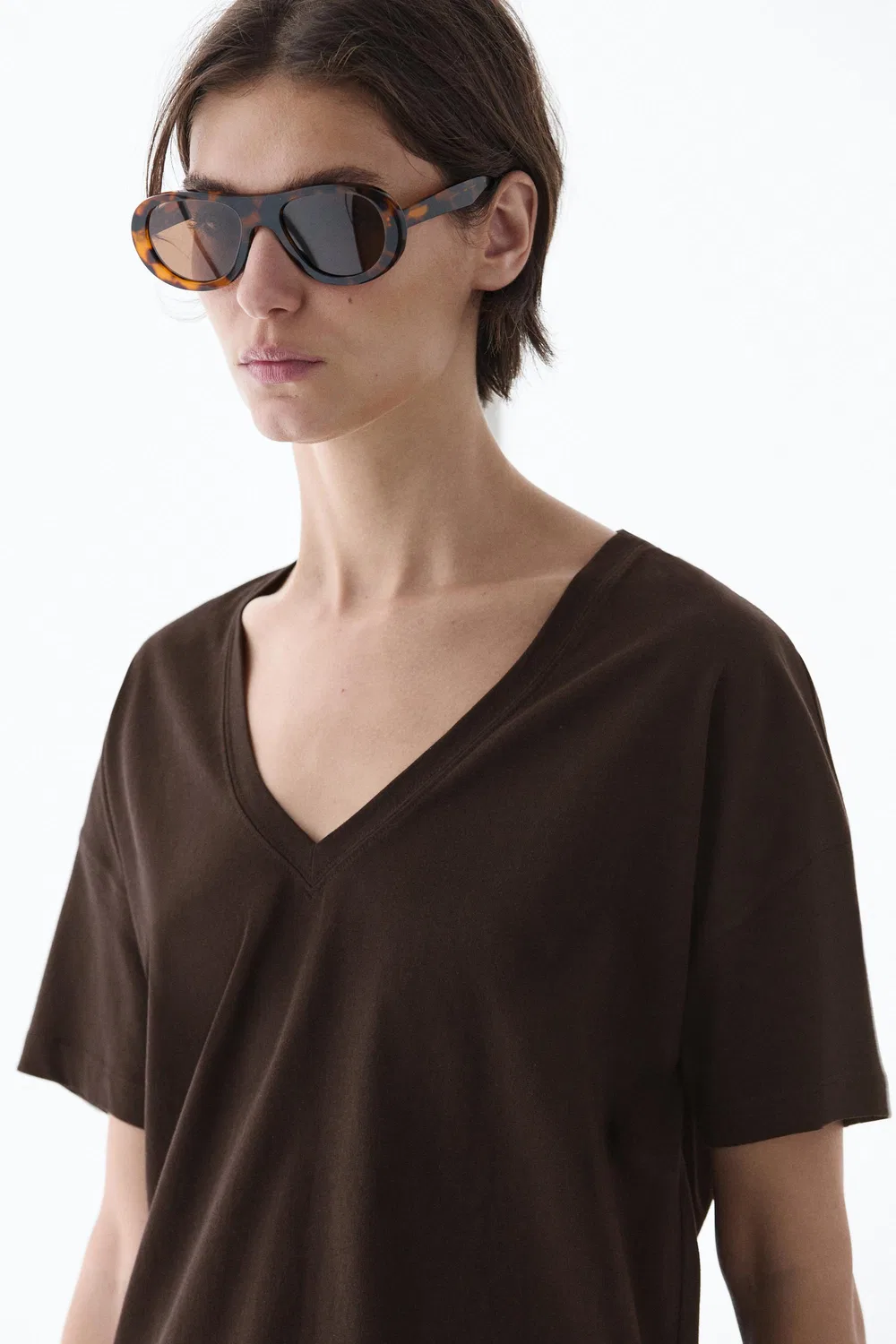 Футболка Massimo Dutti Flowing Cropped Fit V-neck, коричневый — фото 4