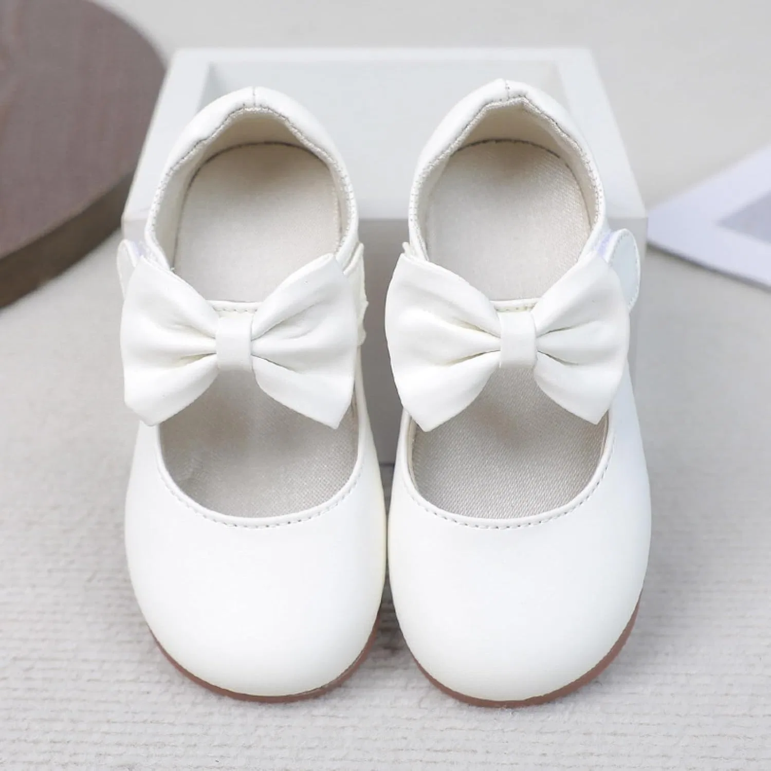 Детские балетки для девочек с бантом, модель Mary Jane Ballet Flats, White — фото 4