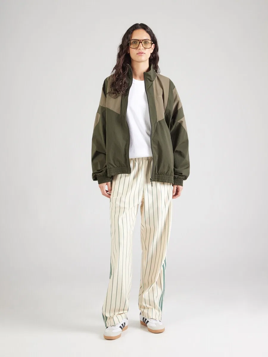 Футболка ADIDAS ORIGINALS 'Ess' белого цвета — фото 4