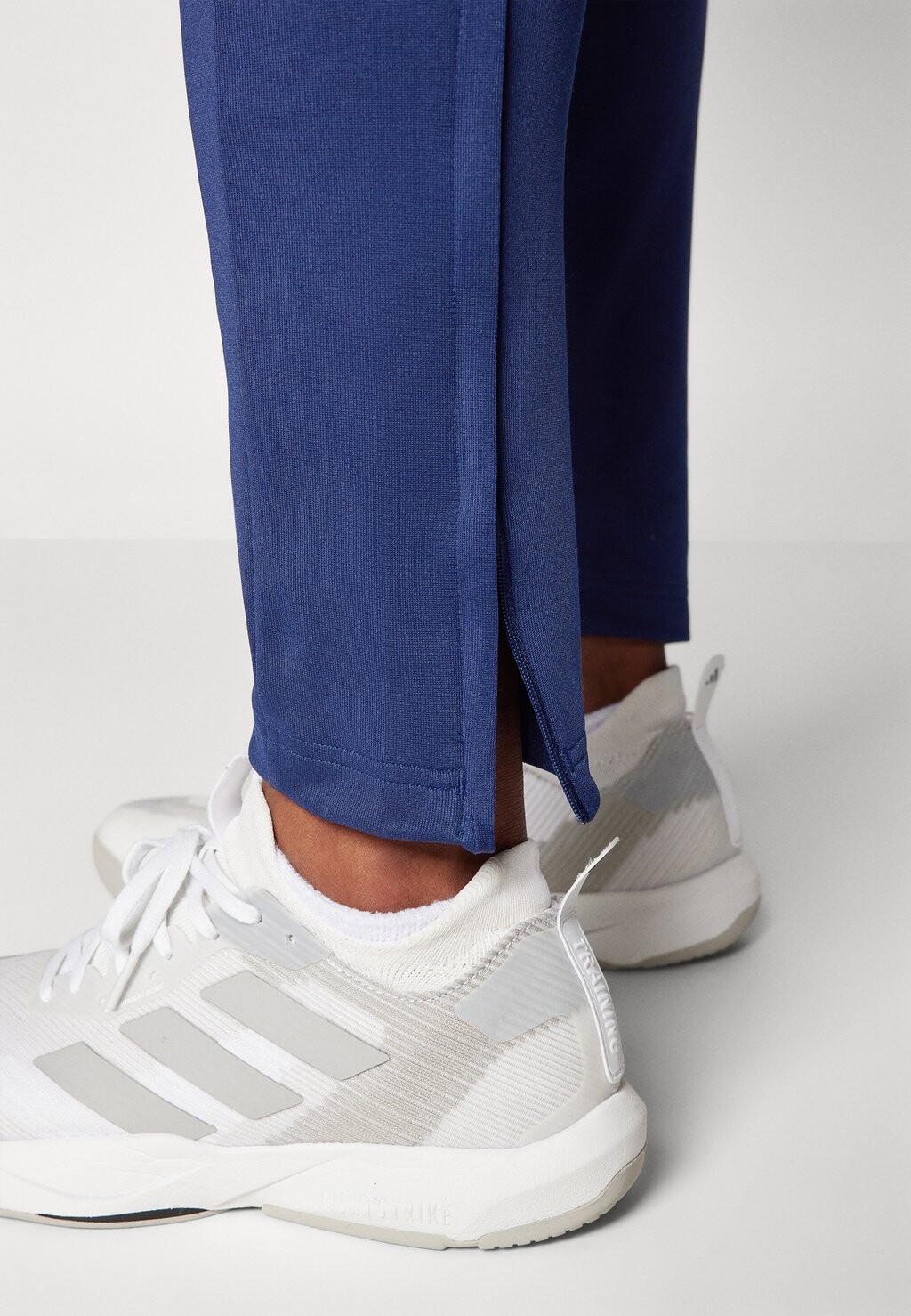 

Спортивные штаны adidas Sportswear, командные темно-синие/белые/лучше алые House Of Tiro Nations Pack Pant