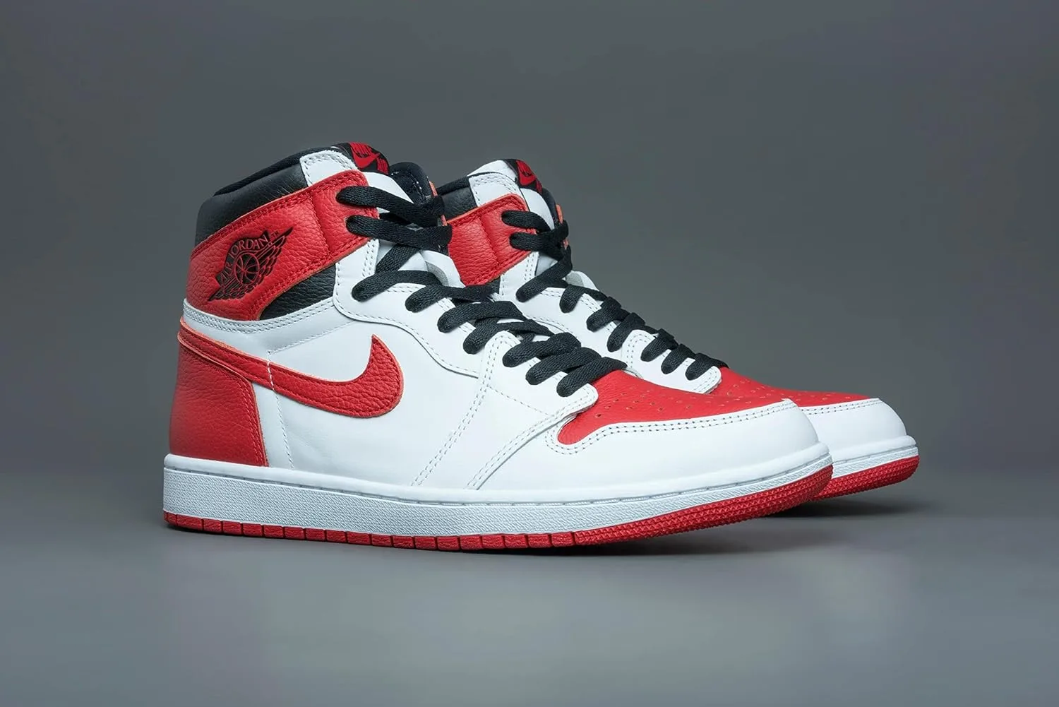 Мужские кроссовки Jordan Air 1 Mid Hi-Top Nike, белый/черный/красный — фото 4