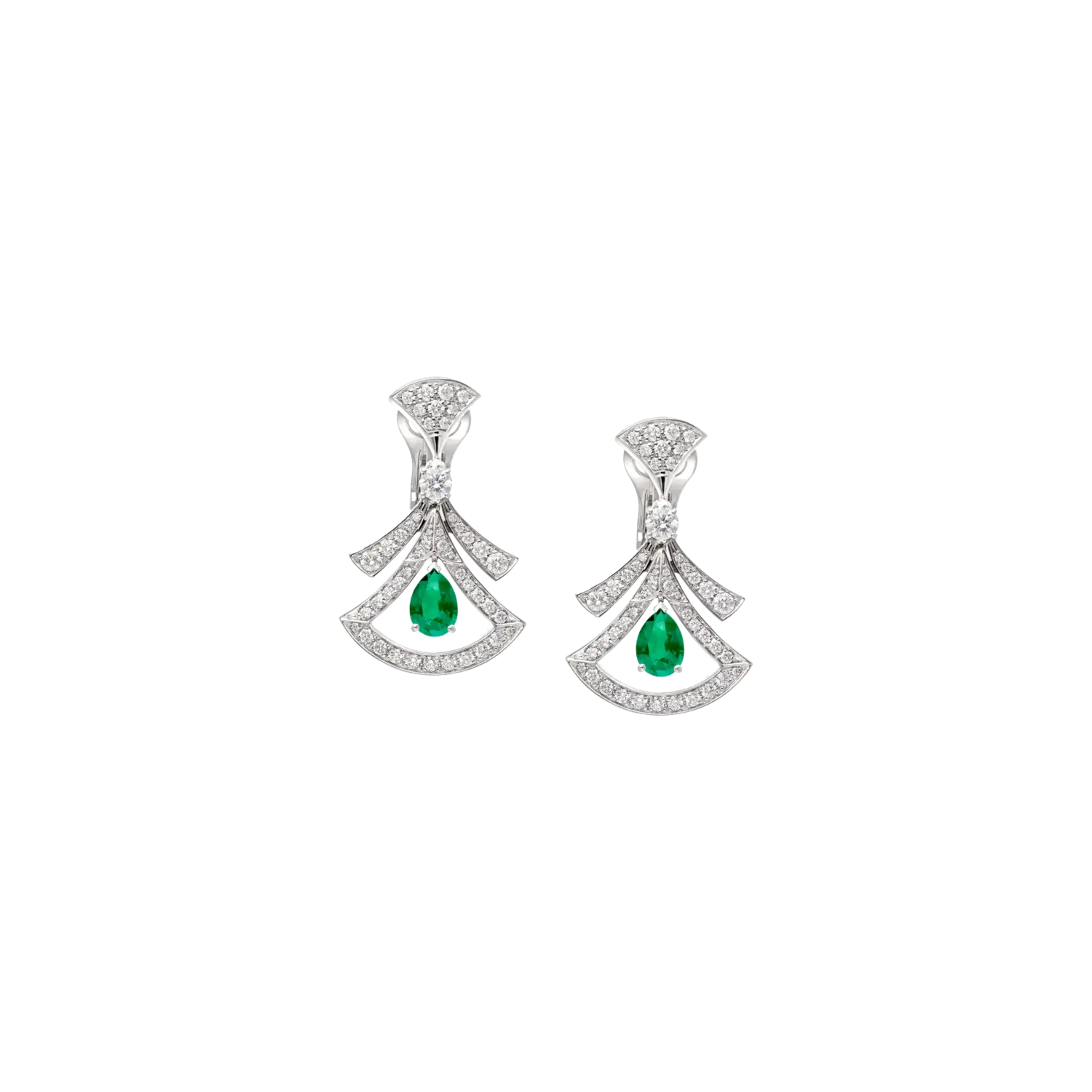 

Ажурные серьги «мечта дивы» из 18-каратного белого золота с каплевидными изумрудами, круглыми бриллиантами и бриллиантовым паве Bulgari