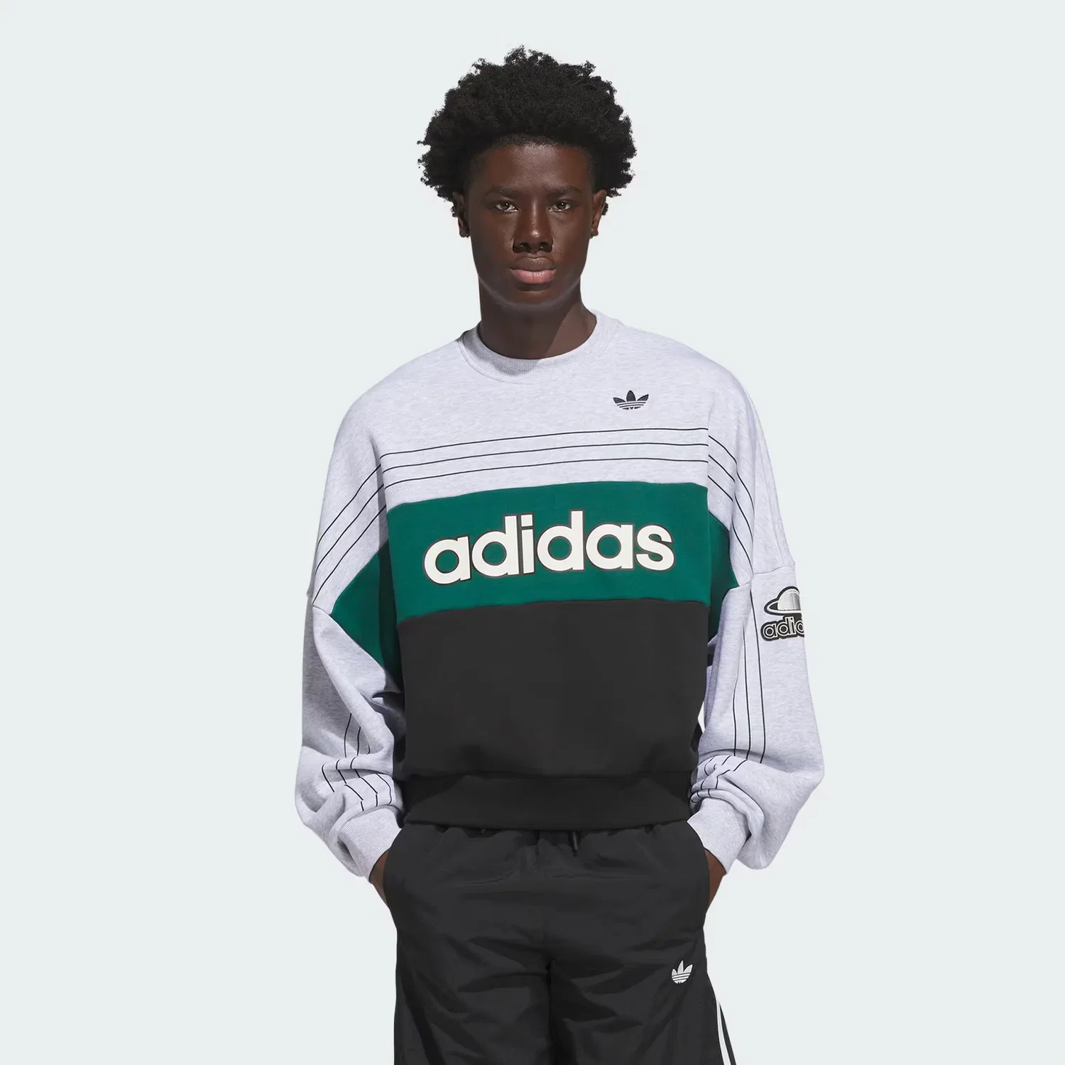 Свитшот оверсайз Varsity Crewneck Adidas Originals, светло-серый меланж — фото 3