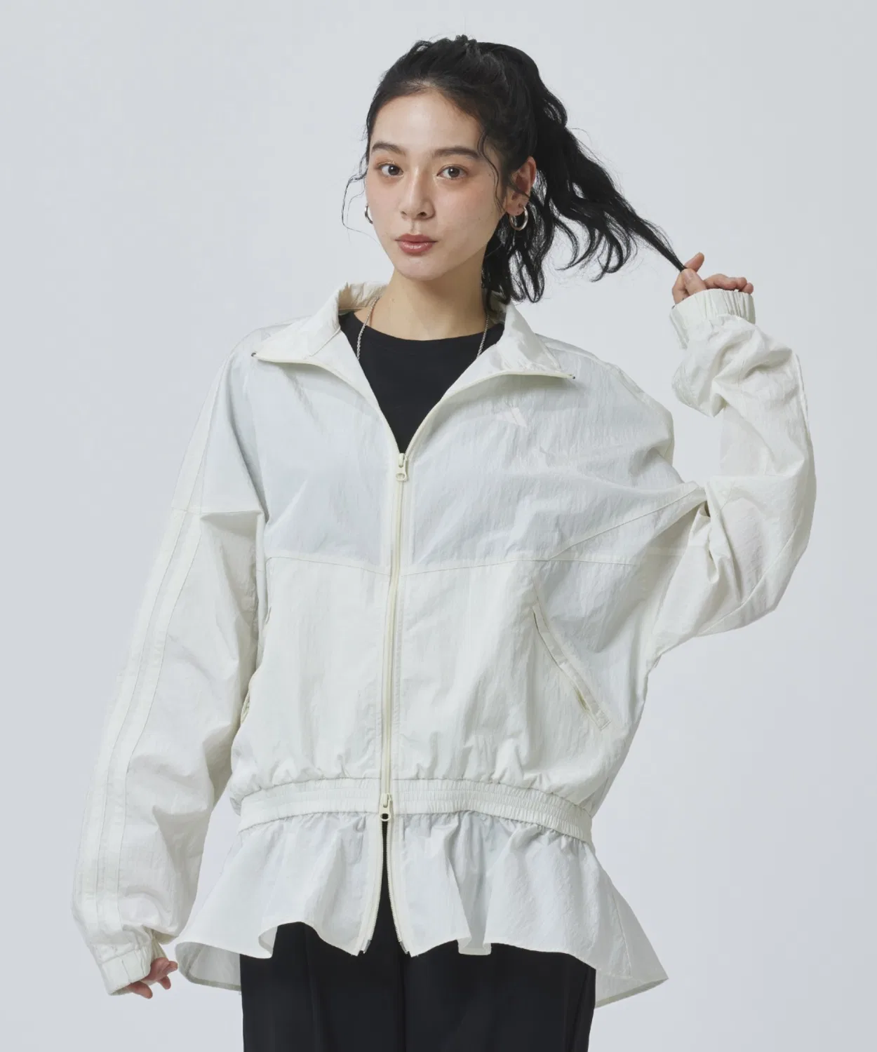 Женская куртка из нейлона с воланами по низу, с тремя полосками, Adidas W WV TRACKTOP AP, Off White
