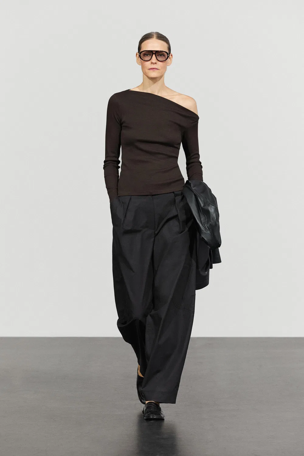 Лонгслив Massimo Dutti Draped Shoulder Detail, коричневый — фото 3