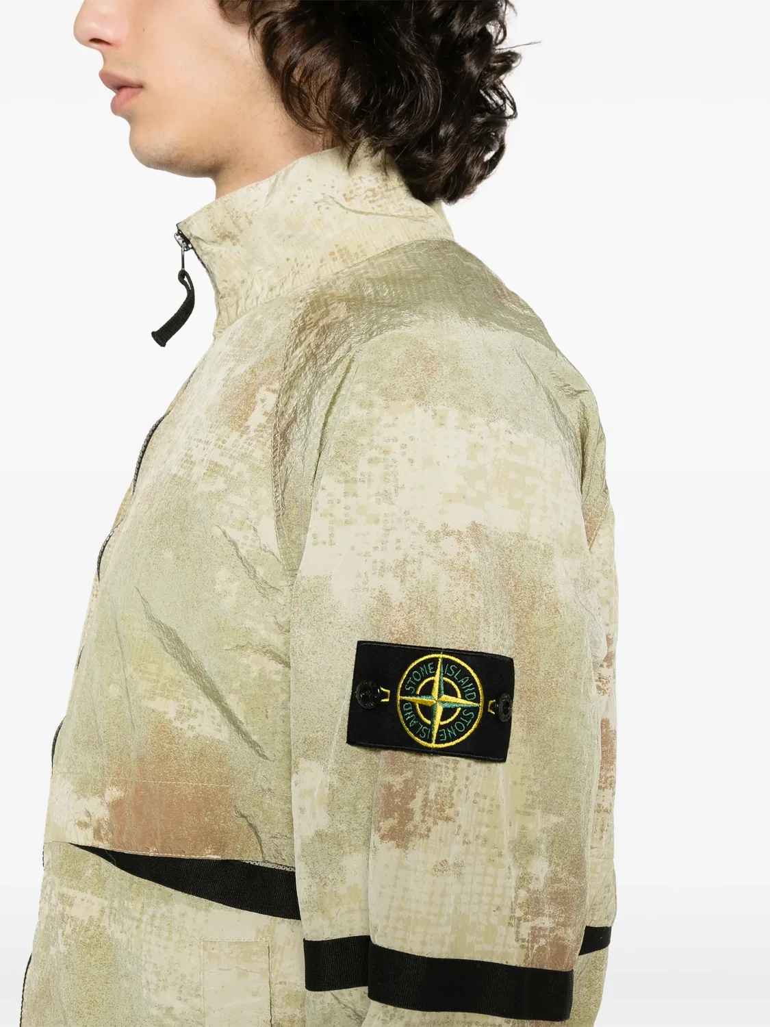 Жакет с абстрактным принтом и значком Stone Island, нейтральные — фото 4