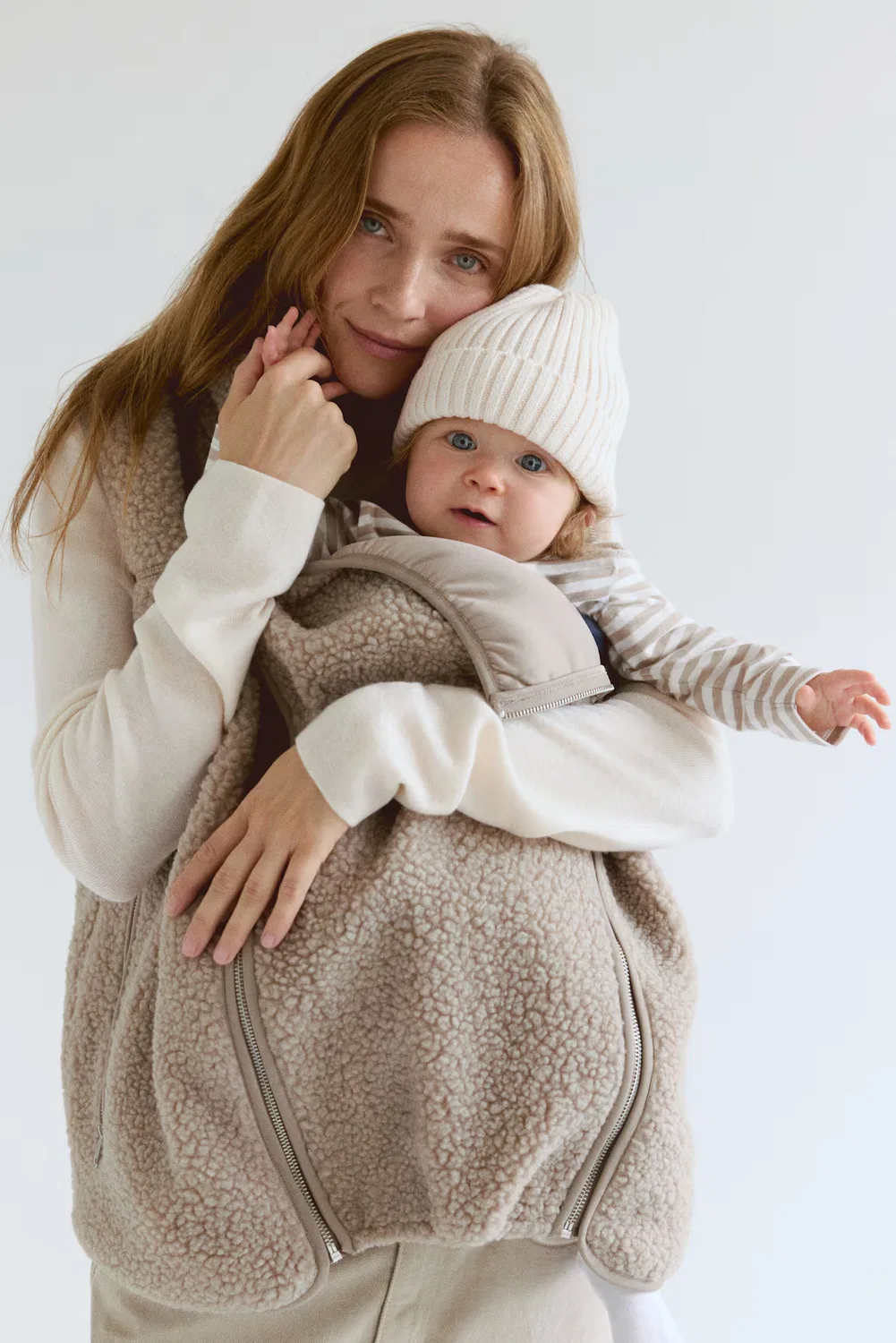 Мама до и после ношения ребенка в жилете из плюшевого флиса H&M, Beige