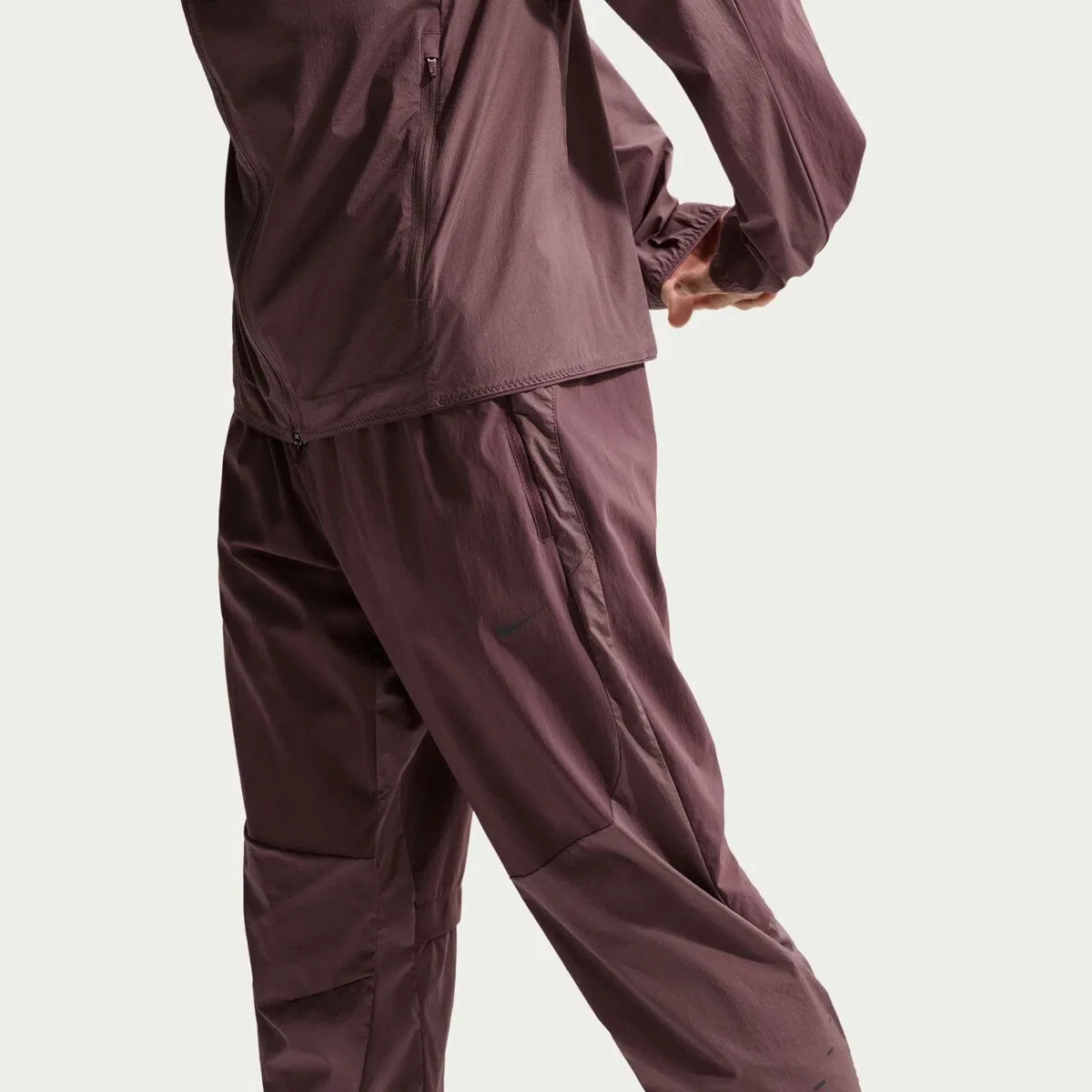 Мужские спортивные брюки с водоотталкивающей пропиткой Nike Repel Stride Dri-FIT Novelty Pant, Dark Wine/Tattoo/Burgundy Crush/Blkref — фото 4