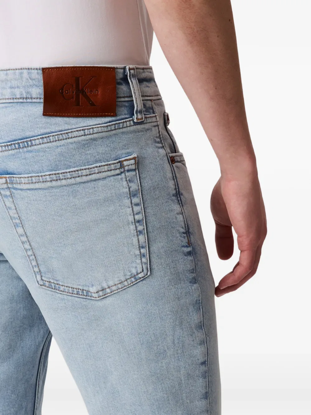 Джинсы приталенного кроя с нашивкой-логотипом Calvin Klein, синий — фото 4