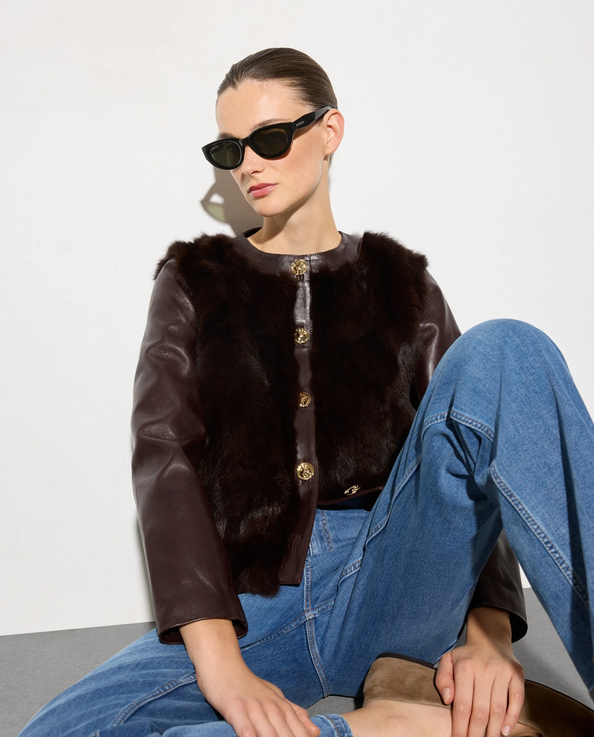 

Женская куртка из мягкой кожи/с мехом с золотой пуговицей Woman El Corte Inglés