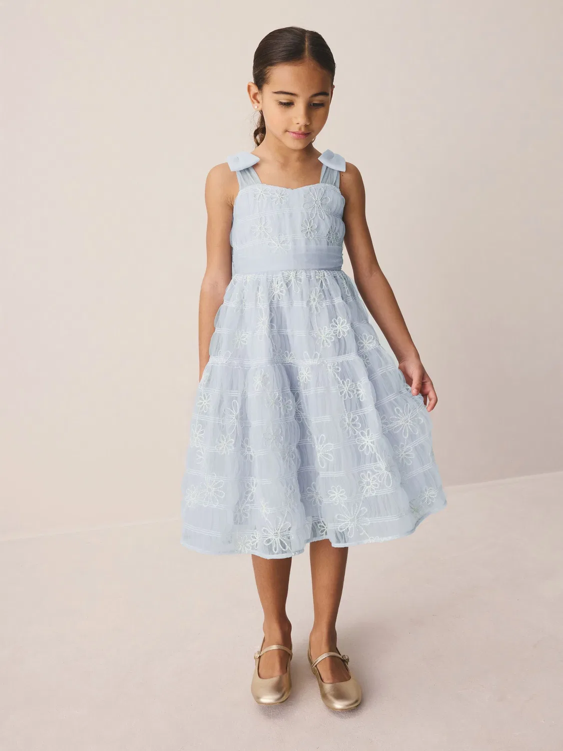 Платье с вышивкой и бантом Laura Ashley, бело-голубое — фото 2