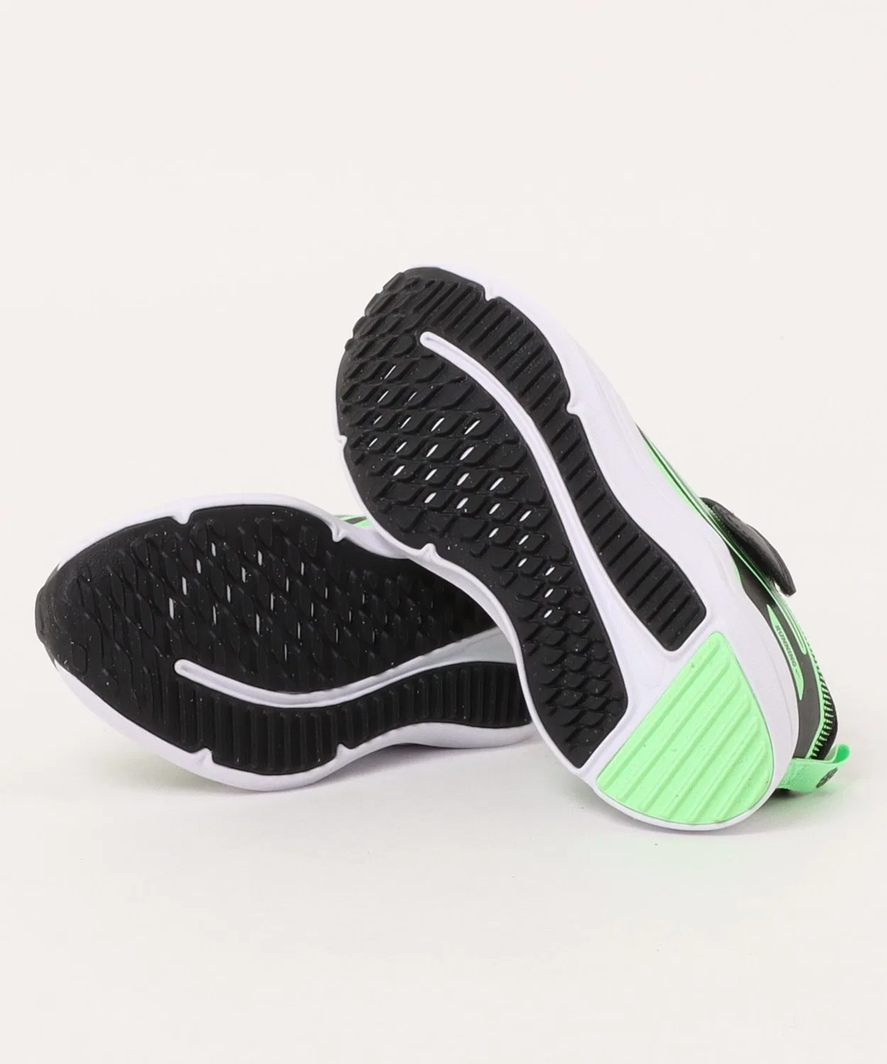 Детские кроссовки для мальчиков легкие Cosmic Runner PSV NIKE, Black Cool Grey Illusion Green — фото 3