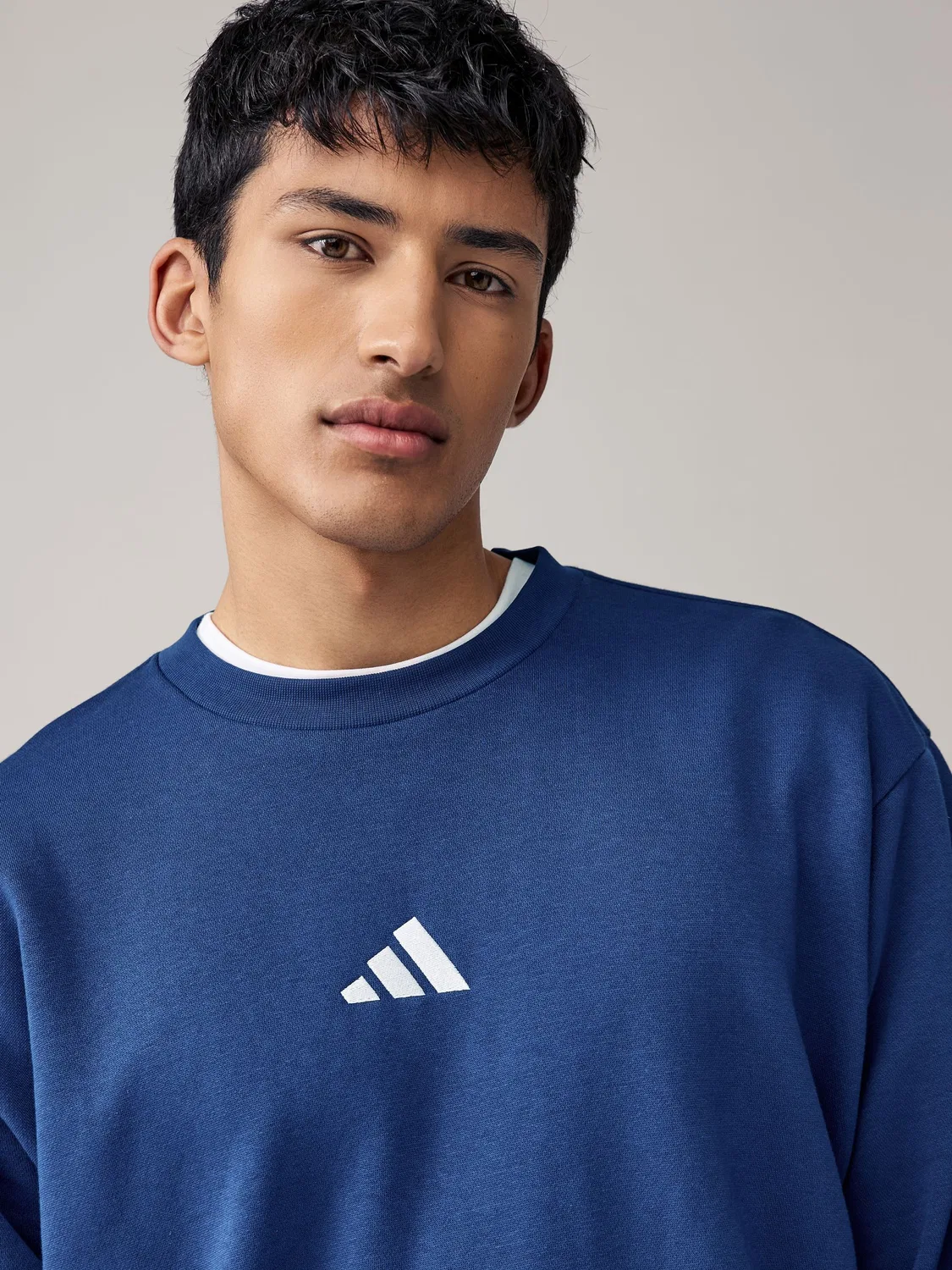 Свитшот флисовый adidas Essentials Feelcozy, синий — фото 4