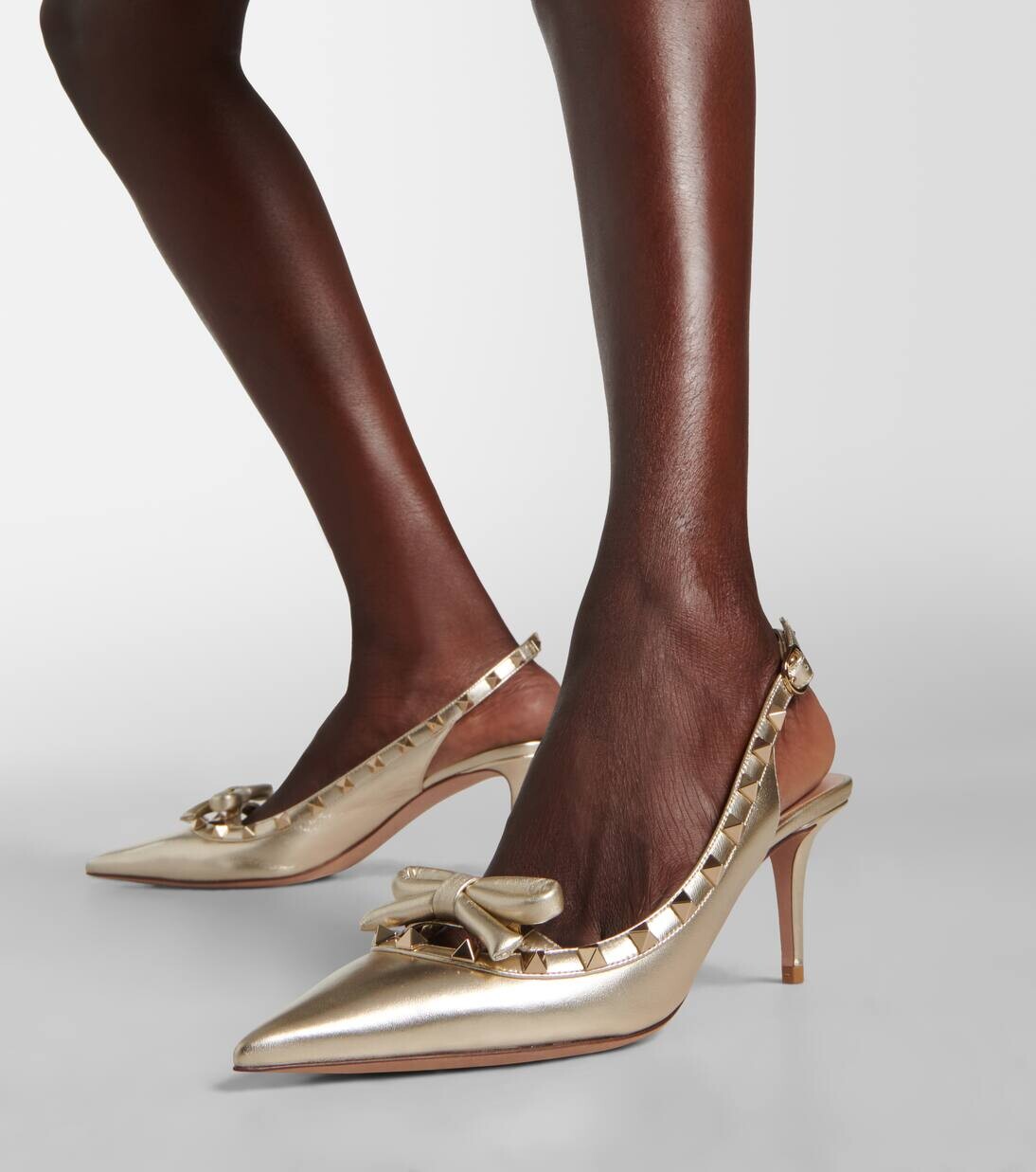 Туфли Rockstud Bow из кожи с открытой пяткой Valentino Garavani, цвет platino — фото 4