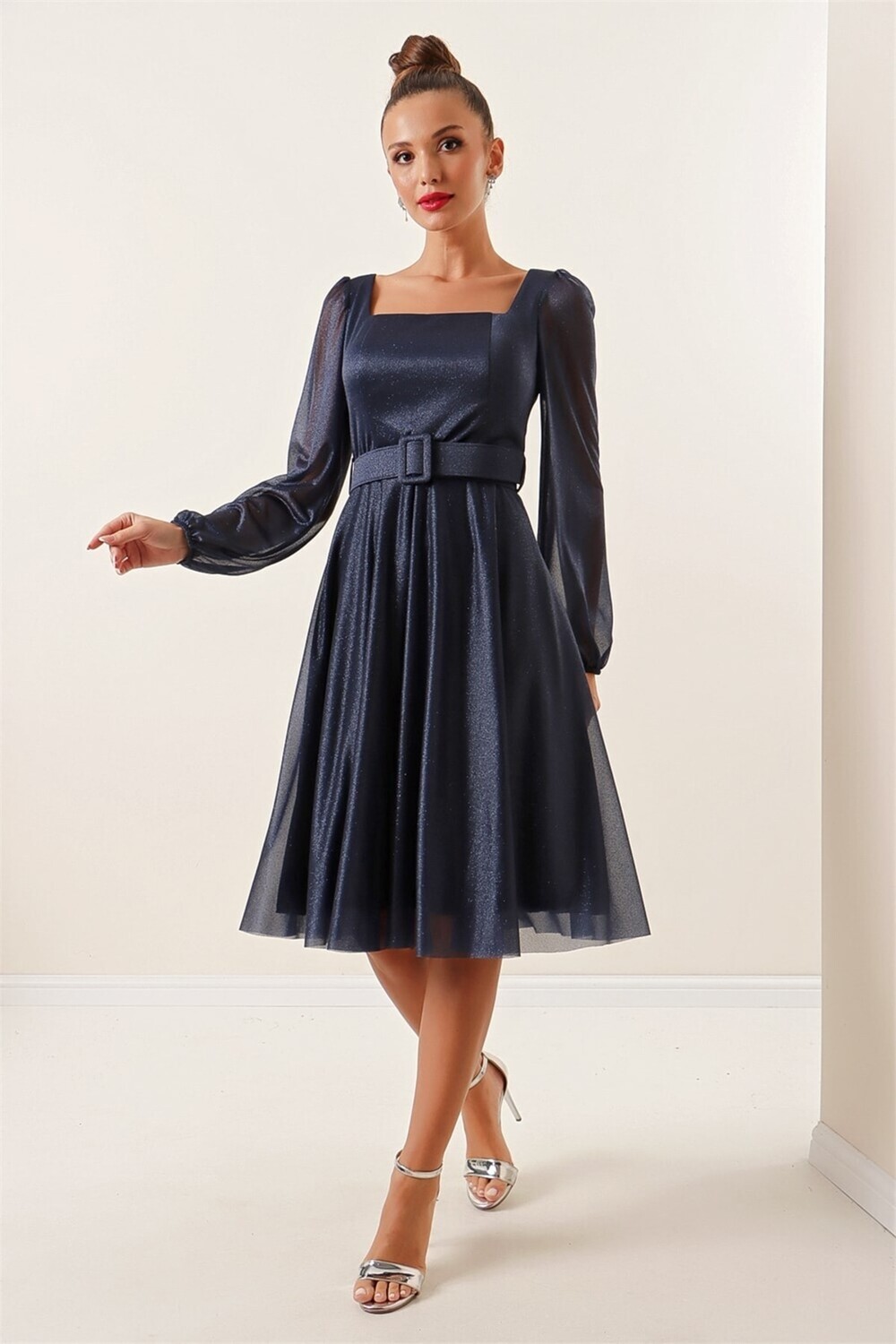 

Платье с квадратным вырезом, поясом и объемными рукавами, на подкладке из люрекса, темно-синее By Saygı, темно-синий