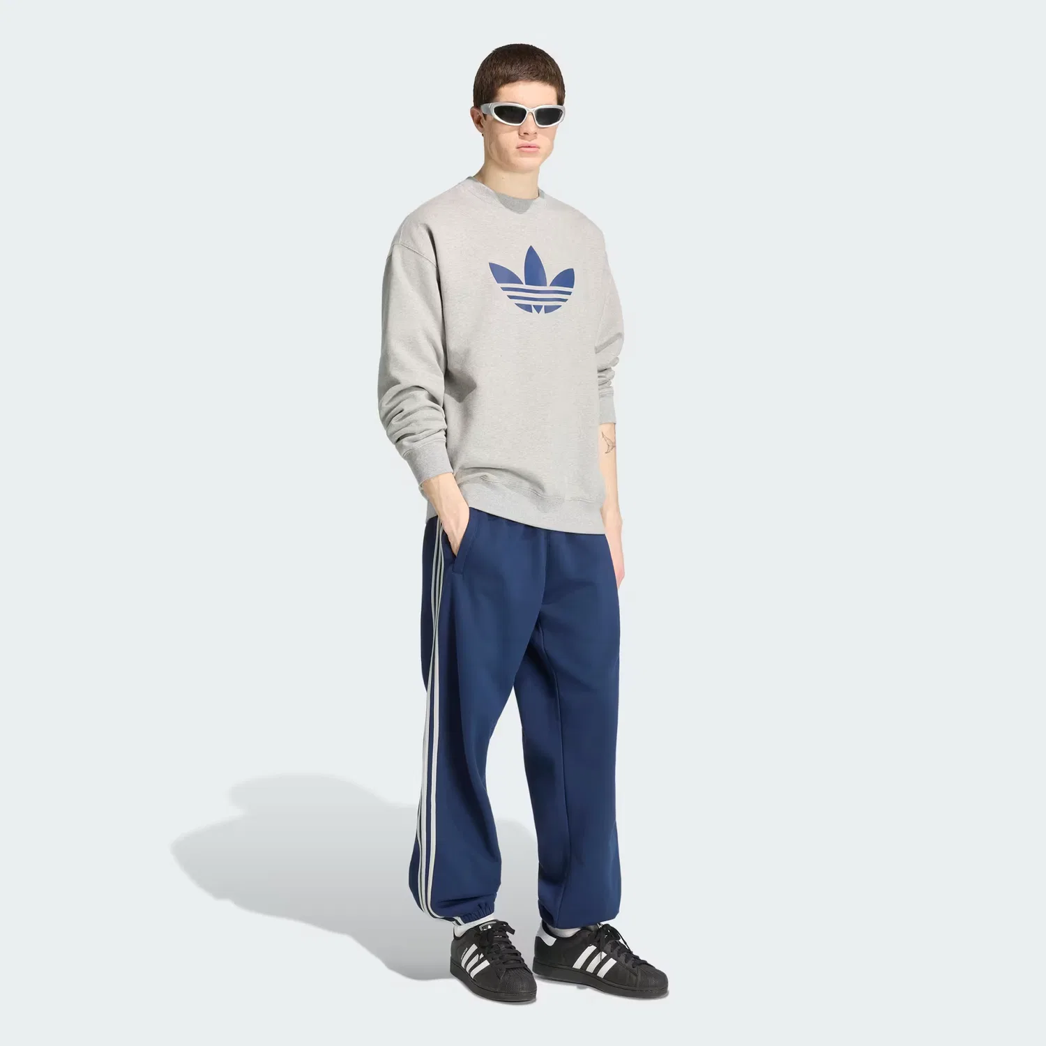 Мужские спортивные брюки на манжетах Adicolor 3-Stripes Cuffed Sweatpant Adidas Originals, темно-синий — фото 3