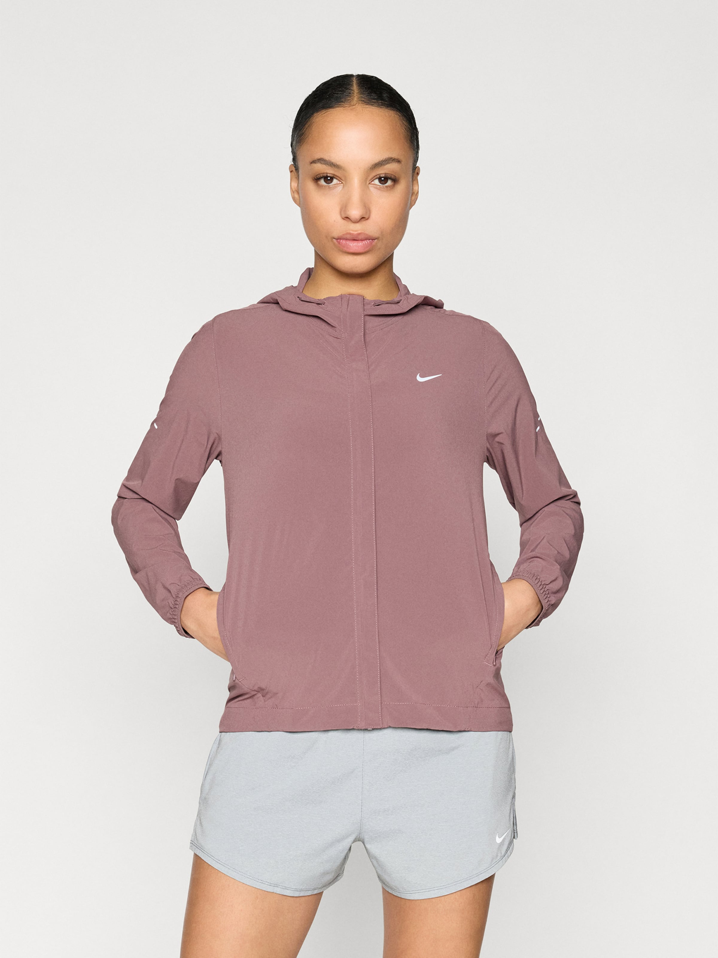 NIKE Спортивная куртка 'SWIFT' в цвете Mocha — фото 2