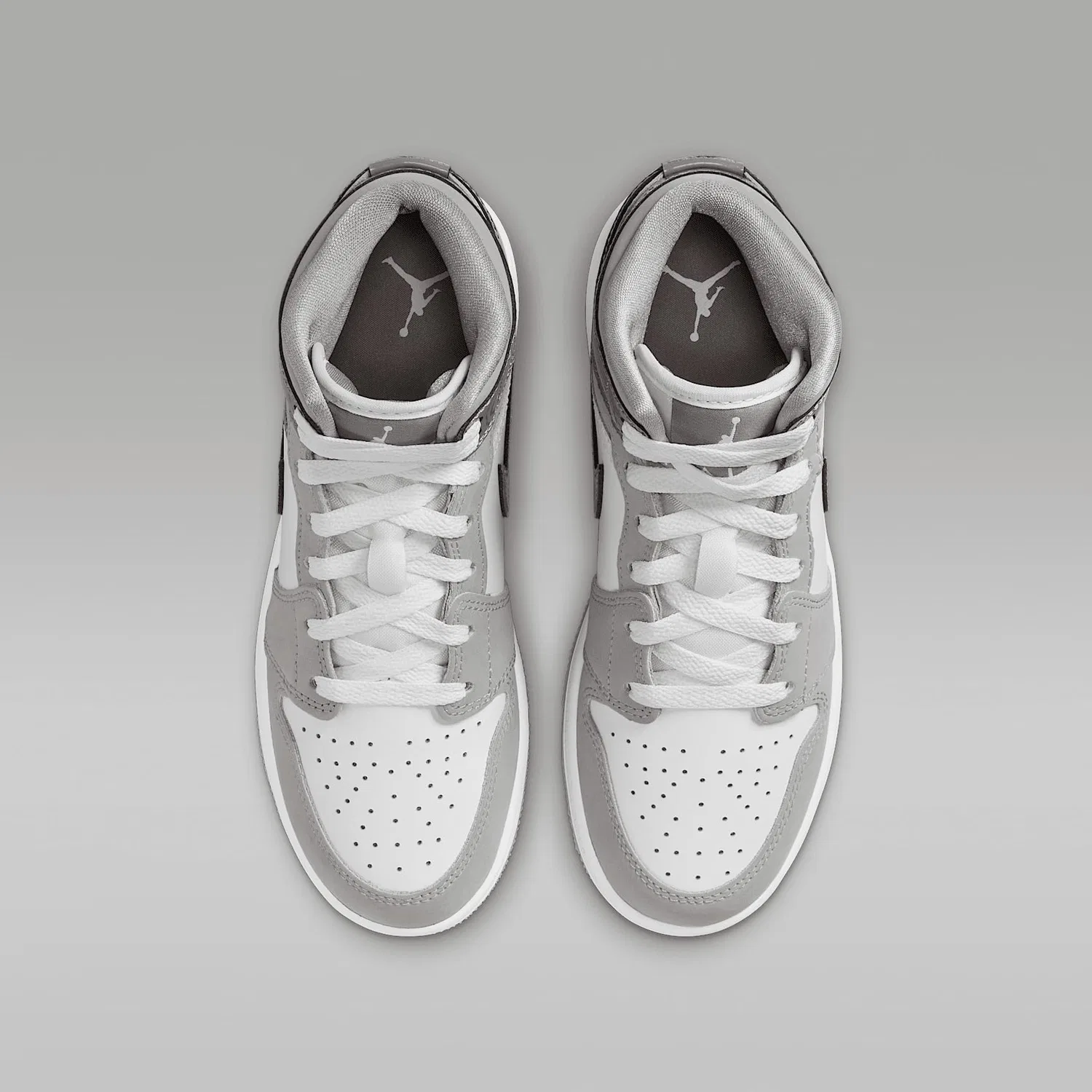 Детские кроссовки для мальчиков с закрытым носком Air Jordan 1 Mid Se NIKE, White Grey Cool Grey Medium — фото 4