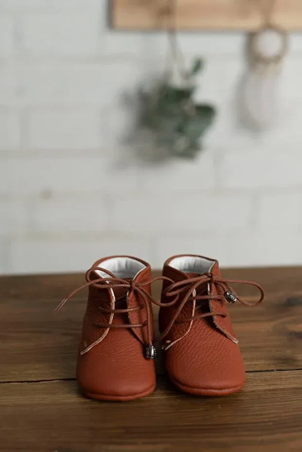Детские пинетки для новорожденных кожаные на шнуровке Olivo Mini, Brown