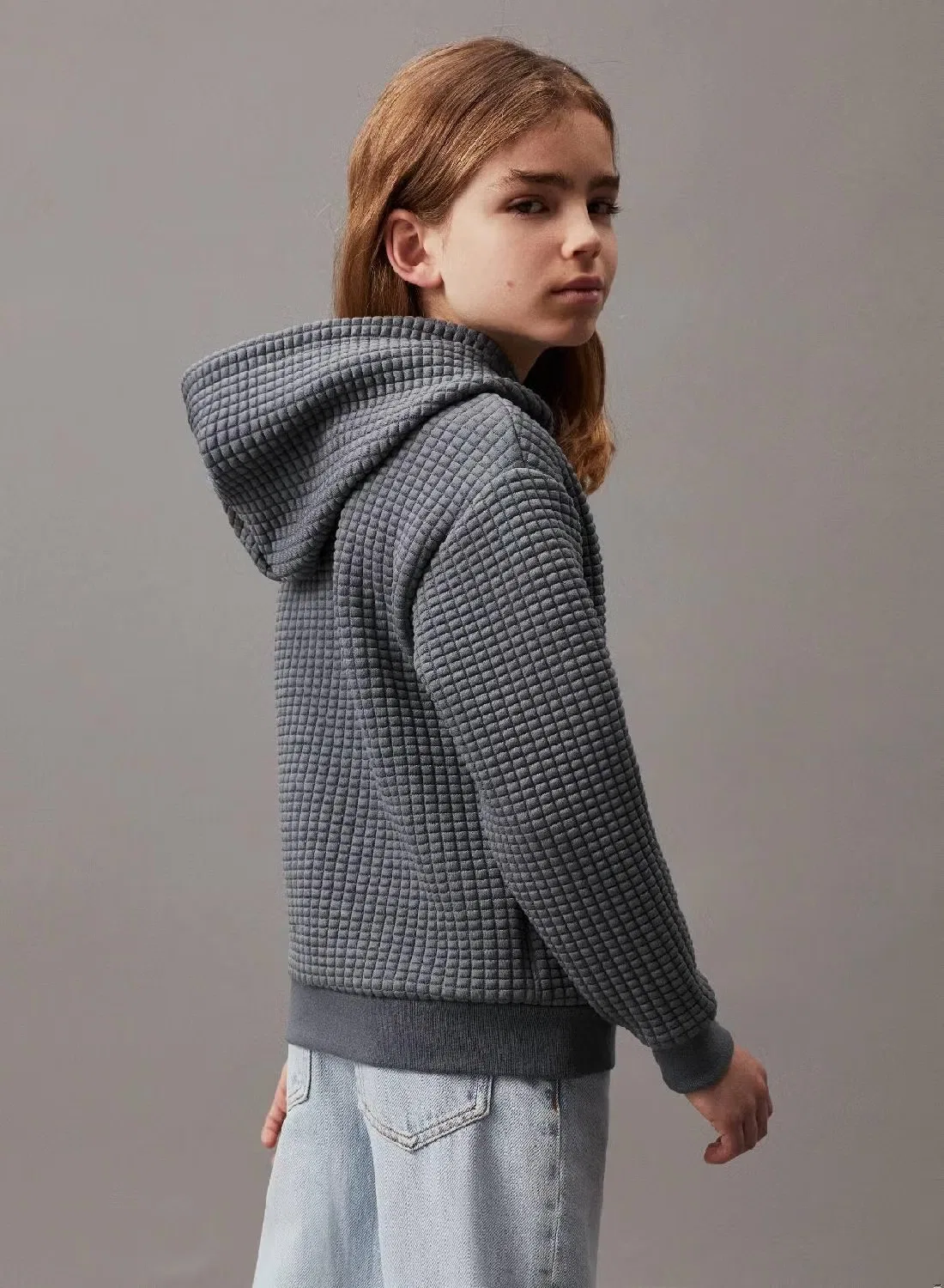 Худи с капюшоном жаккардовое стеганое с логотипом Calvin Klein Jeans, серый — фото 2