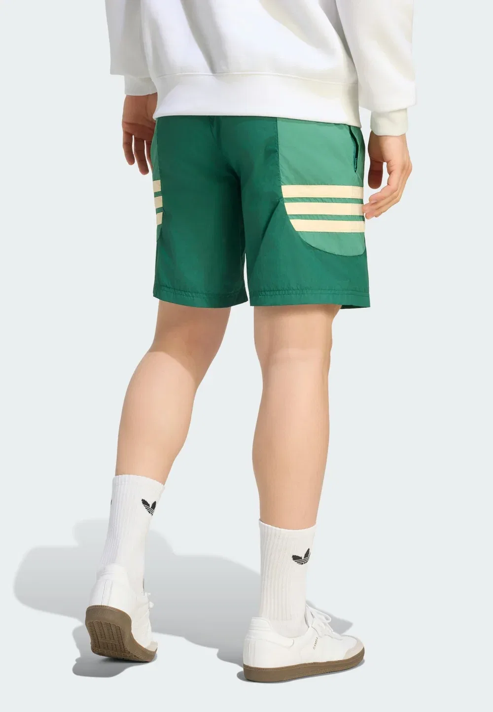 Мюнхенский магазин спортивных штанов Adidas Originals, Collegiate Green — фото 2