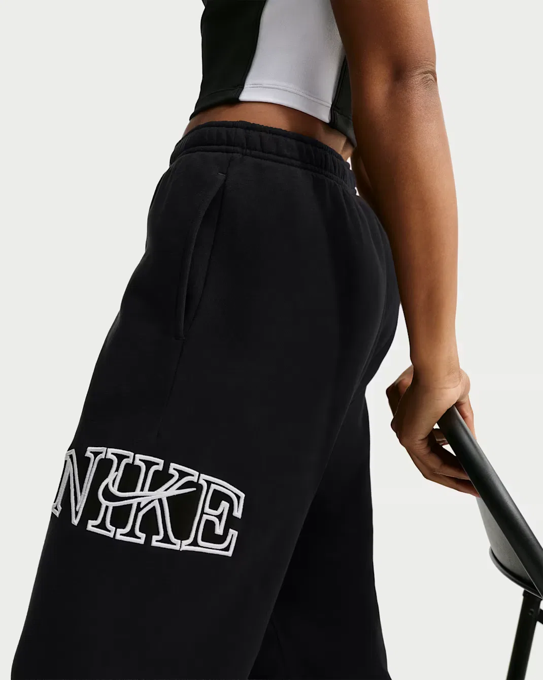 Женские брюки оверсайз с манжетами и логотипом Nike Studio Fleece Medium Weight "Graphic Pack", Total Black/White — фото 4