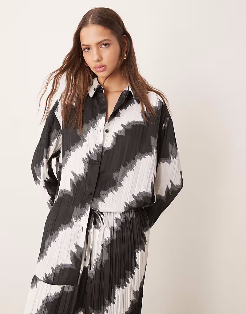 

Свободная плиссированная рубашка ASOS DESIGN с монохромным принтом