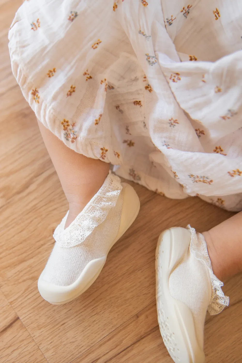 Детские тапочки-носки на плоской подошве Komuello, Sweet Latte Lace — фото 2