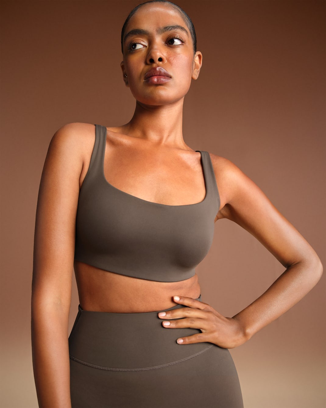 

Спортивный топ NikeSKIMS Matte Women's Scoop-Neck, темно-коричневый