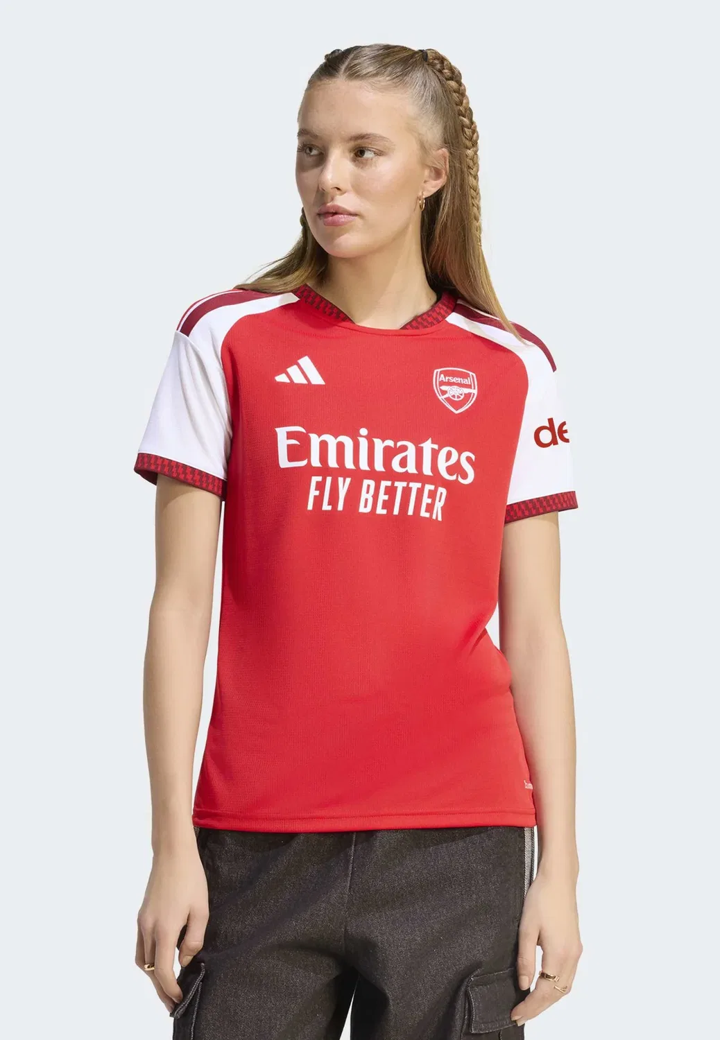 Домашняя форма «Арсенала» на сезон 26/27 Adidas Performance, Better Scarlet