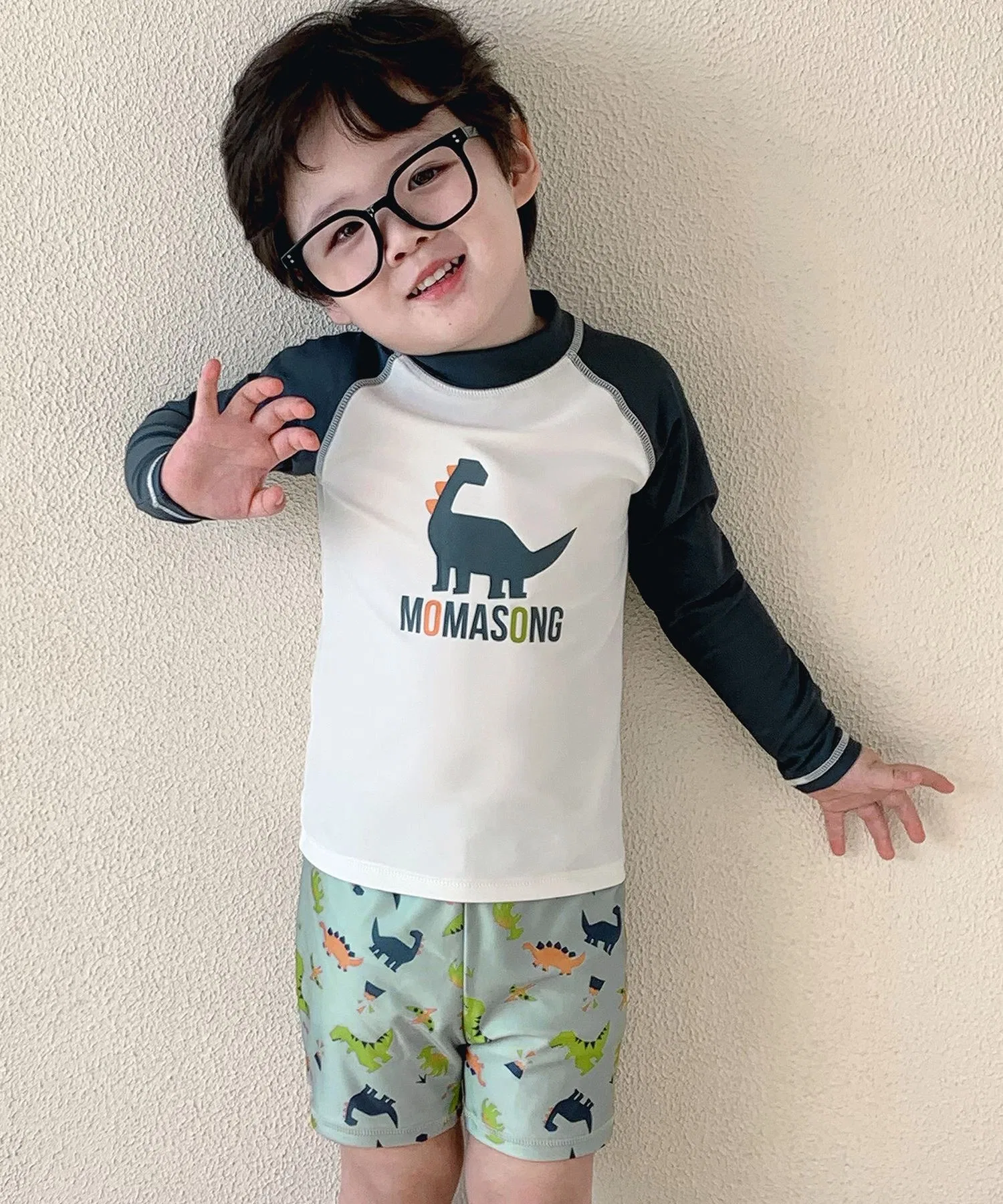 Детский купальник: футболка с длинными рукавами и принтом динозавров + шорты + шапочка (комплект из 3 предметов) — фото 2