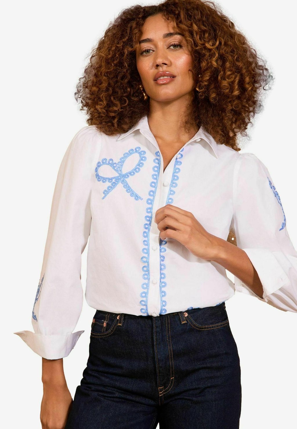 

Блузка на пуговицах REGULAR FIT - EMBROIDERED LONG SLEEVE Love & Roses, белый