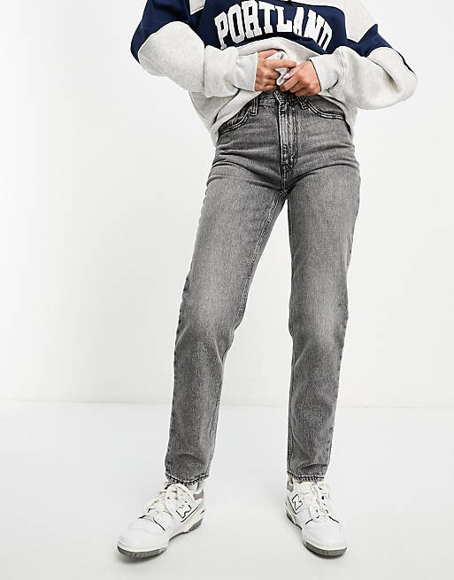

Серые джинсы Levi's Mom в стиле 80-х