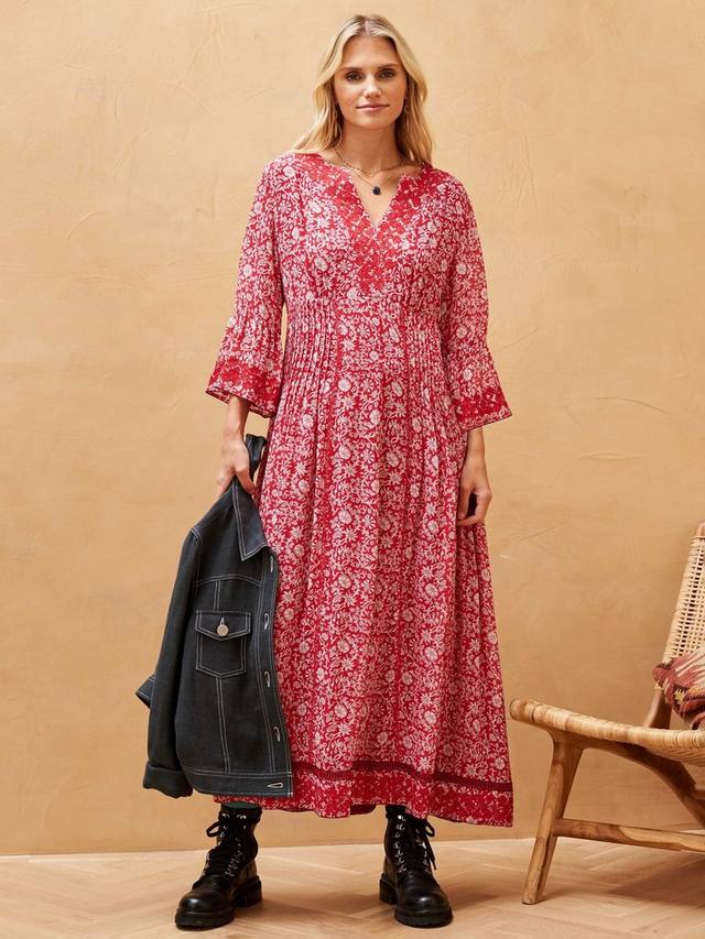 

Шелковое миди-платье pintuck с вышитым ботаническим принтом Brora, цвет Crimson/Multi