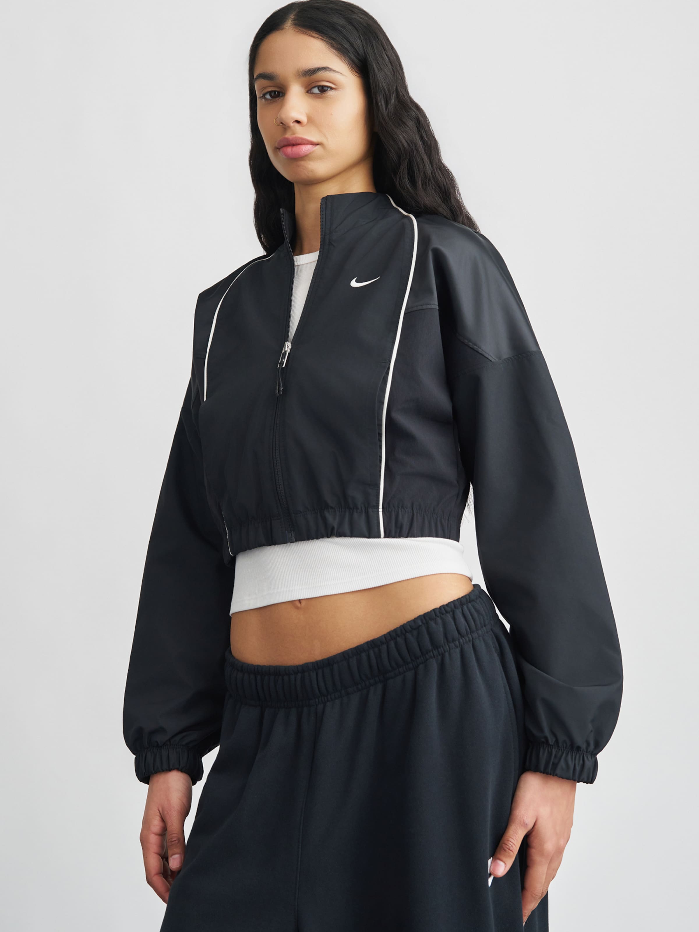 Nike Sportswear Куртка межсезонная 'SHRUNKEN' в черном цвете — фото 2