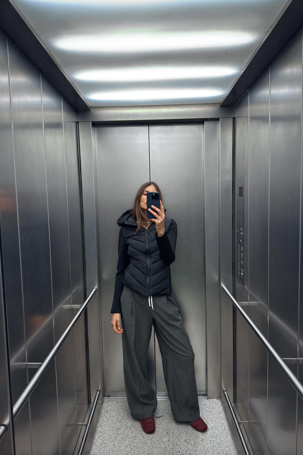 

Контрастная утепленная куртка ZARA, черный