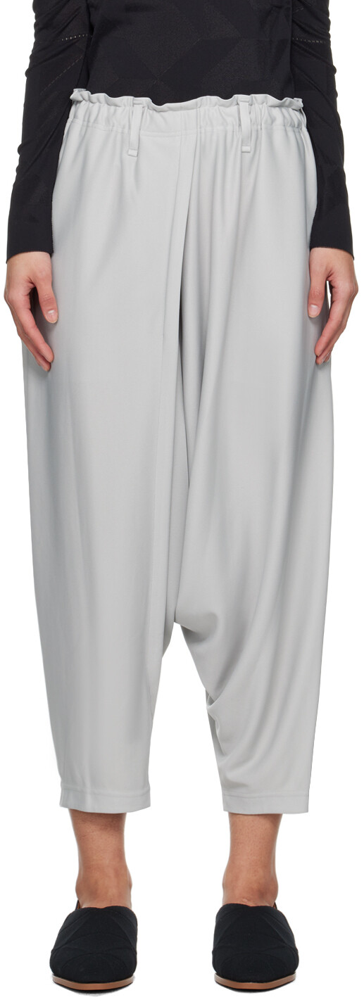 

Серые базовые брюки 132 5. Issey Miyake, цвет Light gray