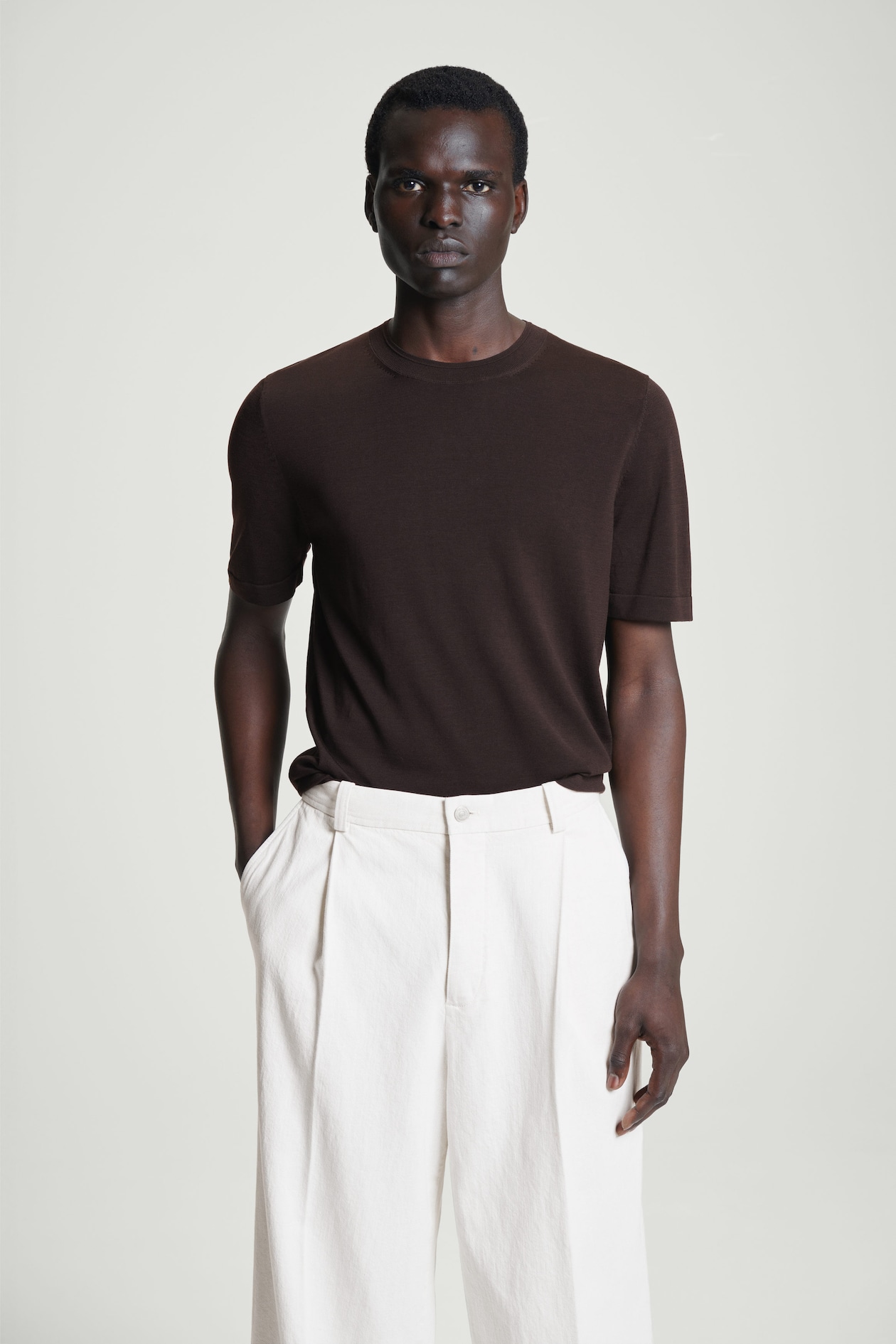 

Трикотажная футболка с шелком-slim fit COS, темно-коричневый