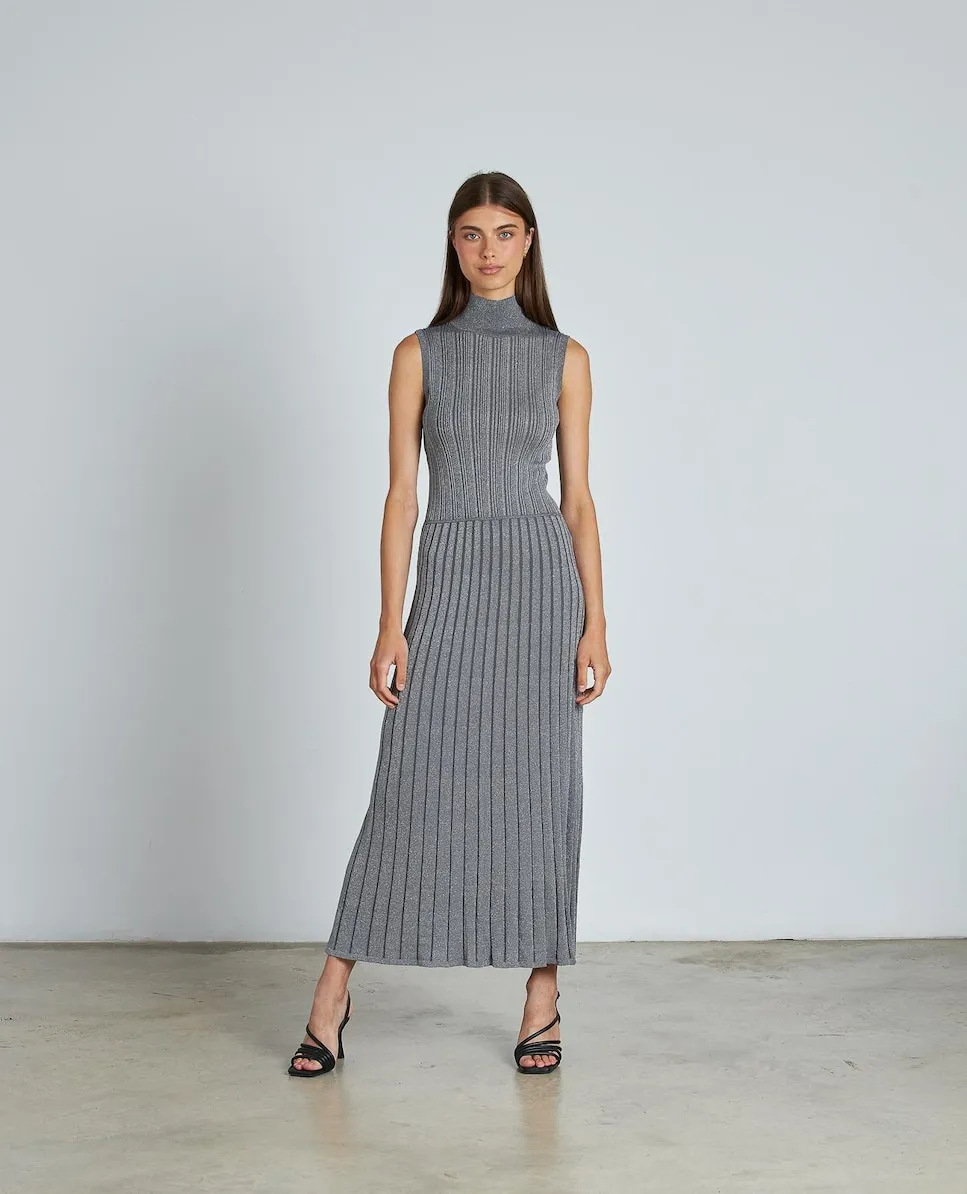 

Длинное приталенное платье с металлическим оттенком и длинной расклешенной юбкой Alma en Pena, серебряный