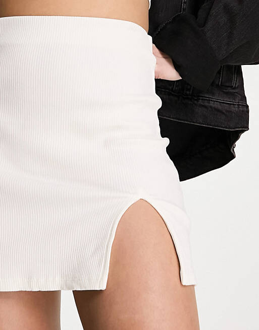 

Бежевая мини-юбка в рубчик с вырезом спереди Bershka