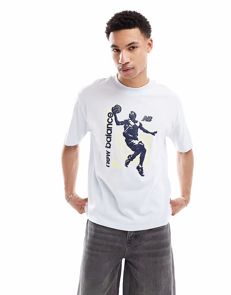 

Футболка New Balance Hoops с винтажным принтом синего цвета