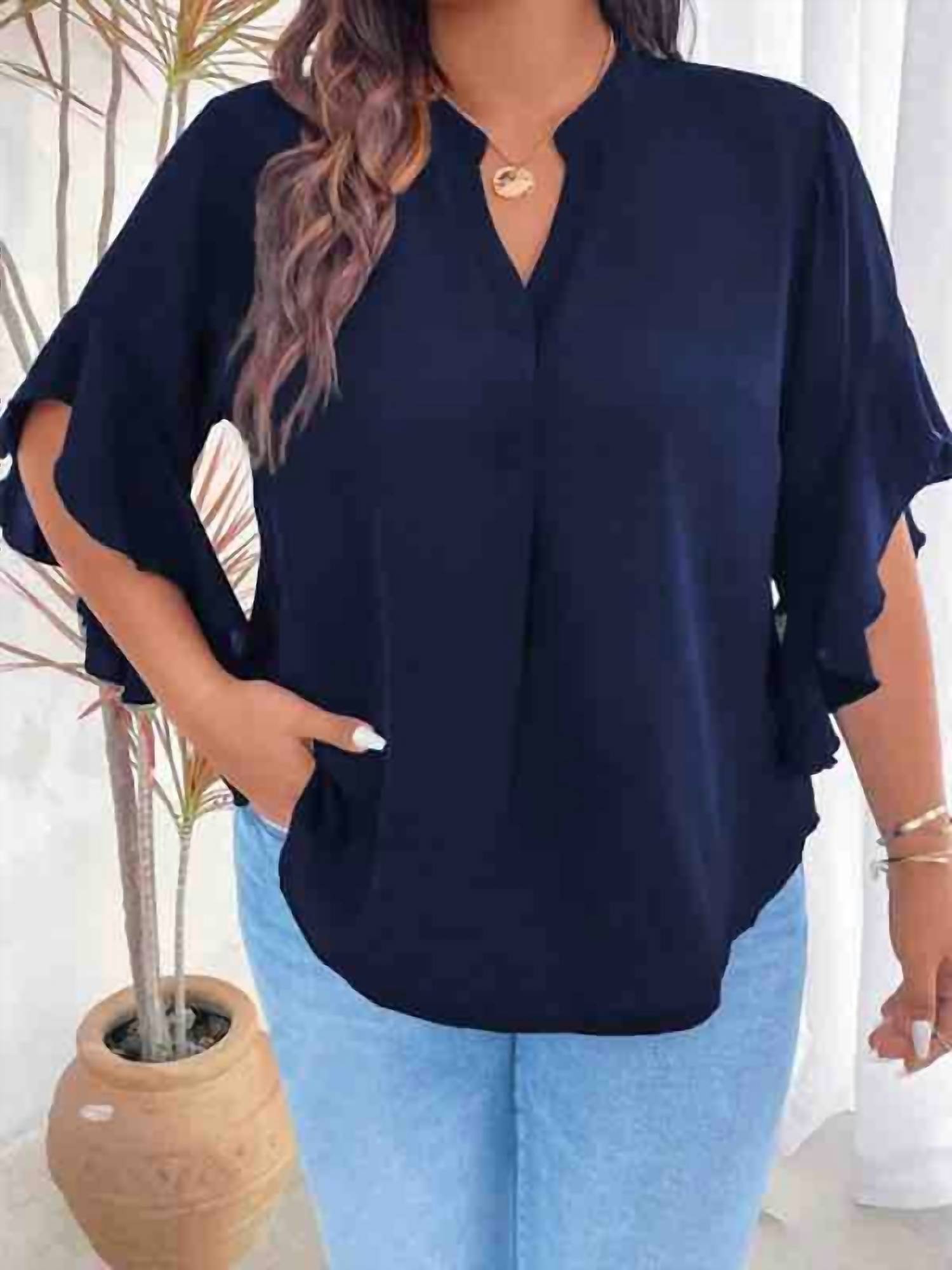 

Блузка с V-образным вырезом и оборками на рукавах - Plus в цвете Navy Supreme Fashion