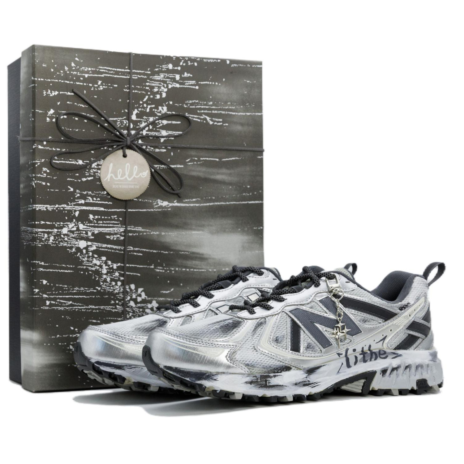 

New Balance Кроссовки NB 410 V5 амортизирующие противоскользящие износостойкие низкие унисекс серебристые Silver Feather (Mystic Black Box), цвет Silver Feather (Mystic Black Box)