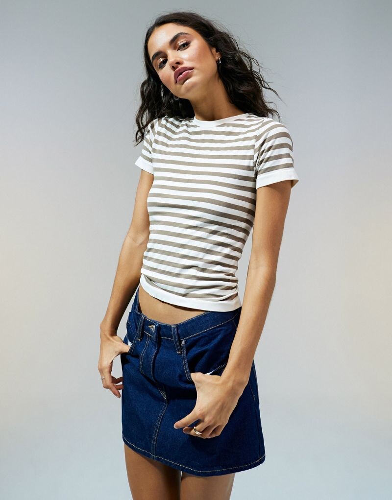 

Бесшовная укороченная футболка в бежевую полоску ASOS