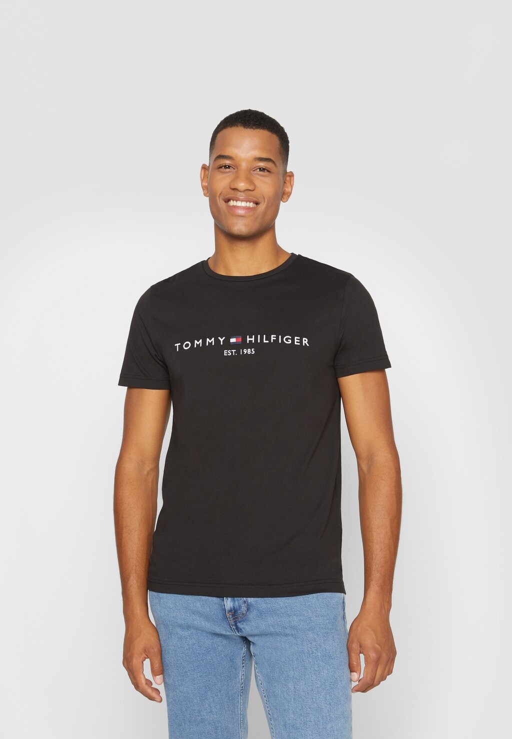 

Футболка с принтом LOGO TEE Tommy Hilfiger, черный